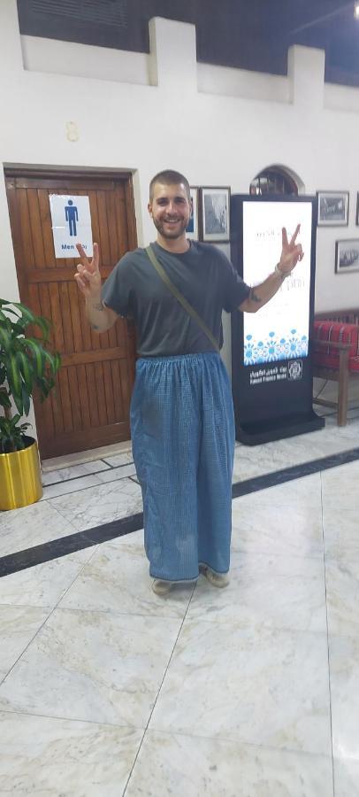 Hostel The Venue Aladdin Kuwait City Esterno foto